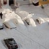 Дворники Великого Новгорода выталкивают автомобили из сугробов