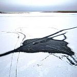 Под Великим Новгородом под лёд провалился автомобиль