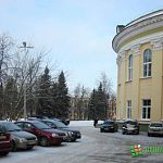 Стоянка за зданием администрации Новгородской области открыта