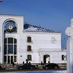 Вокзальные часы в Великом Новгороде показывают точное время два раза в сутки