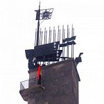 Над монументом Победы в Великом Новгороде подняли красный флаг
