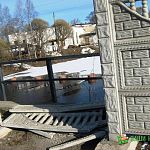 В Малой Вишере неизвестные продолжают разрушать ограждения городской плотины
