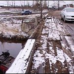 Новгородский участковый спас людей из упавшей с моста машины 