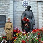 9 мая. Таллин. Цветы - «Бронзовому солдату»
