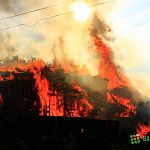 В Боровичском районе сгорел 8-квартирный дом. Жильцы спасены