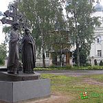 В Великом Новгороде установили памятник Петру и Февронии 