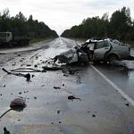 В Новгородской области водитель иномарки погиб, не уступив дорогу КАМАЗу 