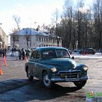 В Старой Руссе в конкурсе фигурного вождения участвовали ретро-автомобили: фото