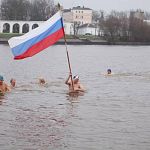 В День народного единства новгородские моржи проплыли по Волхову с флагами