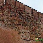 Сине-зеленые стены новгородского Кремля «отстреливают» облицовку