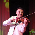 Скрипач-виртуоз Тигран Петросян во время концерта дарил зрителям оборванные струны