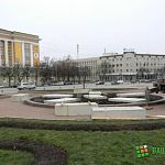 На Софийской площади Великого Новгорода начали собирать новогоднюю ёлку 