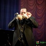 Стив Турре сыграл новгородцам джаз на морских ракушках