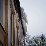 Фотофакт: «сосули» новгородцев не пугают 