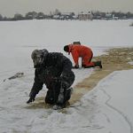 Полицейские и спасатели вытащили из воды провалившегося под лёд «пингвина»