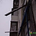 Фотофакт: сбивая лёд с крыши, в Великом Новгороде обрушили козырёк