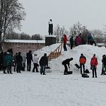 Новгородские волонтеры построили снежную горку на Софийской площади