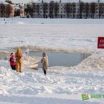 Напротив Софийской набережной прошёл новогодний заплыв моржей