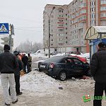 В результате ДТП в Великом Новгороде автомобиль вылетел на остановку и сбил людей