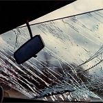 Под Боровичами водитель пострадал после падения на лобовое стекло льдины со встречной машины