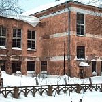 Бывшее здание школы в Окуловке превратилось в долгострой 