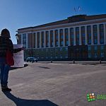 Активистка Ксения Сергеева вышла на одиночный пикет с требованием отставки губернатора