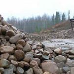 При вывозе материалов для строительства платной трассы разрушаются дороги Новгородской области 