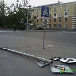 Фотофакт: очередной дорожный знак прилёг в Великом Новгороде 