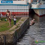 Фотофакт: «горячие» новгородцы рискуют, купаясь в майском Волхове