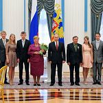Путин вручил орден новгородским многодетным родителям