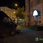 Народный репортер: ночью на «Пяти углах» микроавтобус смял крыльцо цветочного магазина