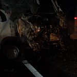 Под Чудовом после столкновения микроавтобус и иномарка вылетели на встречку под фуры: один водитель погиб