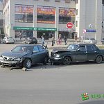 Фотофакт: такси врезалось в иномарку у Кочетовского рынка; произошёл разлив топлива