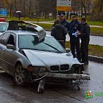 Фотофакт: в Великом Новгороде BMW врезался в дерево и развалился