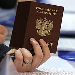 ФМС предлагает с 2016 года перейти от бумажных паспортов к пластиковым картам