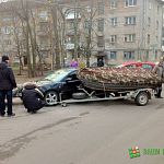 В Великом Новгороде лодка врезалась в машину