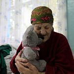 Новгородцы, не дожидаясь старта благотворительной акции, несут подарки брошенным старикам и детям