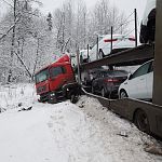 На трассе «Россия» столкнулись три фуры, водителей вырезают из искорёженных машин