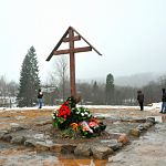 На месте пожара в «Оксочах» поставили памятный крест 