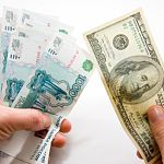 РБК: евро и доллар в выходные резко дорожают на новостях из Крыма