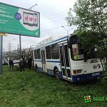 В Великом Новгороде ребенок угнал пассажирский автобус и врезался в дерево