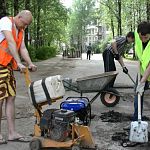 В Боровичах активисты за свой счёт отремонтировали дорогу; Костюхин пообещал поддержать инициативу 