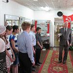 Председатель новгородского избиркома передал в батецкий музей крышку солдатского котелка 