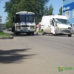 Фотофакт: на Великой из-за отказавших тормозов микроавтобус «Фиат» врезался в «ПАЗик»
