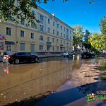 Фотофакт: «стихийный фонтан» затопил проезжую часть Стратилатовской