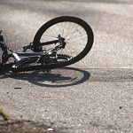 В Новгородской области машины сбили двух 13-летних велосипедистов 