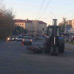В Великом Новгороде отвалившееся колесо трактора рухнуло на иномарку