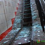 Вандалы разбили стекла в подземном переходе на новгородском вокзале:фото