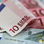 Курс евро впервые превысил 100 рублей