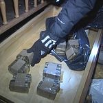 Лидер новгородской группы наркоторговцев хранил 6 кг гашиша в старой детской кроватке